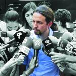 El líder de Podemos, Pablo Iglesias, ante los medios gráficos en una de sus comparecencias
