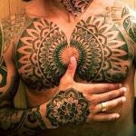 Nigel de Jong, de Holanda, luce un tatuaje de guerra originario de Indonesia.