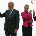 El presidente de la Comunidad de Madrid, Ignacio González (d), brinda con la delegada del Gobierno en la Comunidad de Madrid, Cristina Cifuentes (2ªd), y la alcaldesa Ana Botella (i) con el presidente de la Asamblea José Ignacio Echeverría (2ºi)