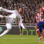 Cristiano Ronaldo chuta ante la presencia del atlético Miranda