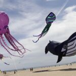 Decenas de cometas, algunas de gran tamaño, en el XVII Festival Internacional de Cometas de Valencia