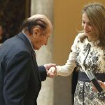 La Princesa de Asturias ayuda al rejoneador Ángel Peralta , en el momento de hacerle entrega de la Medalla de Oro al Mérito en las Bellas Artes 2011