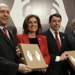 El ministro de Educación, Cultura y Deporte, José Ignacio Wert; la alcaldesa de Madrid, Ana Botella; el presidente de la Comunidad de Madrid, Ignacio González, y el presidente del COE, Alejandro Blanco, durante la presentación del dossier de la candidatura de Madrid a los Juegos Olímpicos de 2020, esta mañana en el Ayuntamiento de Madrid.