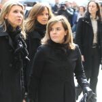 Soraya Sáenz de Santamaría con Llanos de Luna a su llegada el funeral