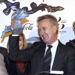 El actor Carlos Hipólito recibe el premio Valle-Inclán de Teatro, por su papel en "El crédito", durante la ceremonia celebrada esta noche en el Teatro Real, en Madrid. EFE/Alberto Martín