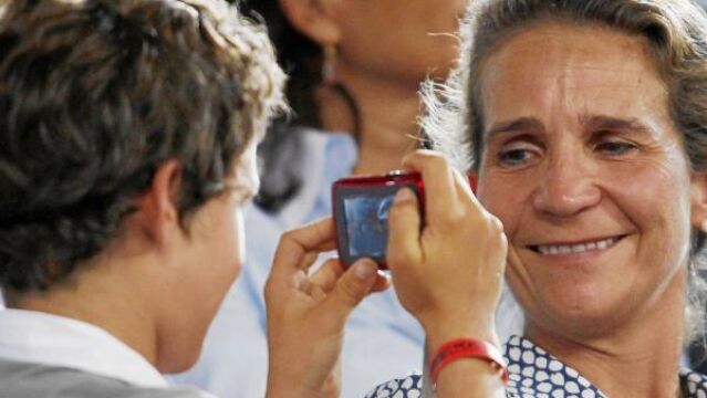 Froilán fotografía a su madre durante un partido