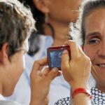 Froilán fotografía a su madre durante un partido