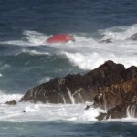 Proa del pesquero gallego con bandera portuguesa "Santa Ana"que se ha hundido esta madrugada a media milla de Cabo Peñas, en Asturias