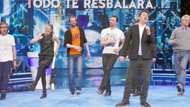 Algunos de los cómicos que se prestarán a las pruebas. De izda. a dcha., David Fernández, Mariola Fuentes, Edu Soto, Pablo Puyol, el presentador, Arturo Valls, Josema Yuste y Toni Acosta