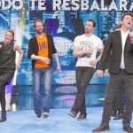 Algunos de los cómicos que se prestarán a las pruebas. De izda. a dcha., David Fernández, Mariola Fuentes, Edu Soto, Pablo Puyol, el presentador, Arturo Valls, Josema Yuste y Toni Acosta