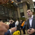 El primer ministro griego, Alexis Tsipras, habla con los medios durante la cumbre