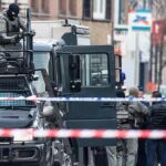 Miembros de las fuerzas especiales belgas rodean el piso de Gante.