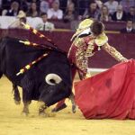 El Juli torea al natural durante una de sus faenas de ayer en Zaragoza