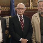 El ministro de Hacienda, Cristóbal Montoro, posa junto al secretario general de UGT, Cándido Méndez, y el secretario de Acción Sindical de CCOO, Ramón Górriz