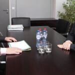 Jean-Claude Juncker (i), durante su reunión con el ministro holandés de Exteriores, Frans Timmermans, candidato a comisario de Relaciones Institucionales de la CE.