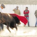 El Bote, El Fundi y Joselito observan a Joan Jesús Sandoval durante el tentandero