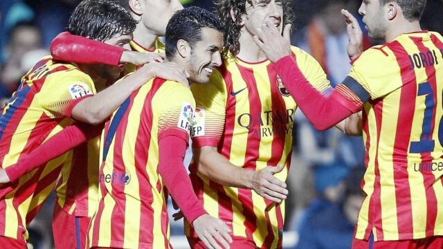 Pedro recibe las felicitaciones por su segundo gol