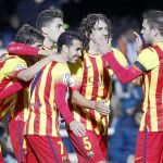 Pedro recibe las felicitaciones por su segundo gol