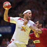 El jugador de Dinamarca Mikkel Hansen (i) en acción ante Austria hoy, martes durante la ronda preliminar del Campeonato Europeo de Balonmano