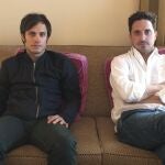 Gael García Bernal (i) y Pablo Larraín, protagonista y director de "No", la primera película chilena que aspira a un Óscar, posan para una entrevista con Efe . EFE/Armando Arorizo