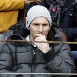 El delantero argentino del Barcelona Leo Messi sigue desde la grada el partido de su equipo ante el Granada