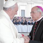 El Santo Padre conversa con el obispo de Ávila, Jesús García Burillo