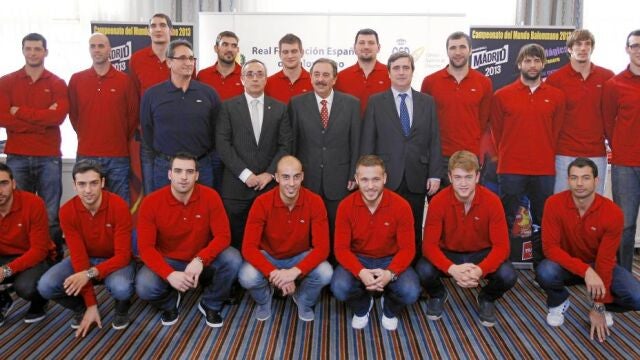 La Selección española de balonmano, con Alejandro Blanco, presidente del COE, y Miguel Cardenal, del CSD