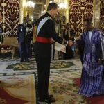 Don Felipe con el nuevo embajador de Senegal, Abdou Salam Diallo