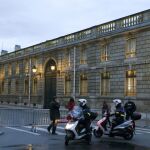 Agentes de policía vigilan los alrededores del Palacio del Elíseo en París (Francia) hoy