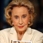 La escritora Mercedes Salisachs posa junto a su novela "El último laberinto", premio Fernando Lara 2004.