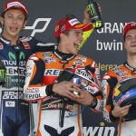 Marc Márquez (c), de Repsol Honda RC 213 V; el italiano Valentino Rossi (Yamaha YZR M 1) (i) y el también español, Dani Pedrosa (Repsol Honda RC 213 V) en el podio tras proclamarse primero, segundo y tercer clasificado, respectivamente, en el Gran Premio de España de Motociclismo disputado hoy en el circuito de Jerez.