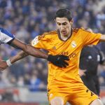 Di María intenta frenar el avance del delantero españolista Jhon Córdoba, ayer en Cornellà