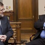 Mariano Rajoy (i), junto al secretario general de la la Organización de Estados Americanos (OEA), José Miguel Insulza (d)
