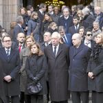 A la puerta de la basílica, tras el funeral –de derecha a izquierda–, la delegada del Gobierno en Cataluña, Llanos de Luna; el ministro del Interior, Jorge Fernández Díaz; el ministro de Exteriores, José Manuel García-Margallo; la vicepresidenta, Soraya Sáenz de Santamaría; la presidenta del Parlament, Núria de Gispert, y el presidente de la Generalitat, Artur Mas