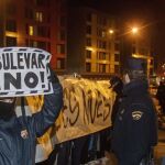 Vecinos del Gamonal se manifiestan hoy ante la comisaría de la Policía Nacional para pedir la libertad de los detenidos en las protestas.