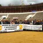 Los aficionados llegados de Cataluña pisaron el ruedo castellonense antes del festejo