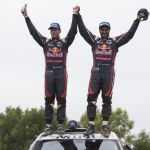 El catarí Nasser Al-Attiyah (dcha) y su copiloto francés Matthieu Baumel