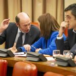 Sondea aspirantes, se deja querer por barones y desembarca en Cataluña