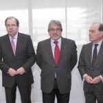 El presidente Herrera y los consejeros Milagros Marcos y Tomás Villanueva, junto a los portavoces de los grupos parlamentarios