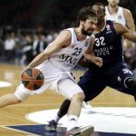 El jugador del Real Madrid Sergio Llull (i) pelea por el balón ante el defensa del Anadolu Efes Scotty Hopson