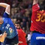 El francés Valentin Porte (i), durante el partido Francia-España, de semifinales del Campeonato de Europa, en Herning, Dinamarca.