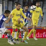 El defensa de la Real Sociedad Yuri Berchiche lucha el balón con Moi Gómez , del Villarreal