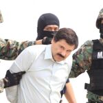 Militares mexicanos llevan a Joaquín "El Chapo"Guzmán (c), detenido esta madrugada en el puerto turístico de Mazatlán (México).