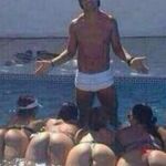 Ronaldinho posando con su "harén"