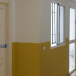 Vista de la puerta precintada de la vivienda en la localidad sevillana de Alcalá de Guadaira