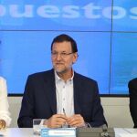 El jefe del Ejecutivo, Mariano Rajoy junto a la secretaria general del PP, Maria Dolores de Cospedal, y el ministro de Hacienda, Cristóbal Montoro, al inicio de la reunión