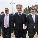 El líder del Partido de la Libertad, Geert Wilders, reparte propaganda electoral en Scheveningen (Países Bajos)