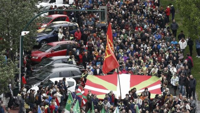 Miles de personas han reclamado hoy por las calles de Pamplona el derecho a decidir en la manifestación del Aberri Eguna.