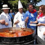 Silvia Clemente y el alcalde del Real Sitio de San Ildefonso, durante la última judiada celebrada en La Granja