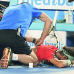 El fisioterapeuta de la ATP intenta aplacar los dolores en la zona lumbar de Nadal